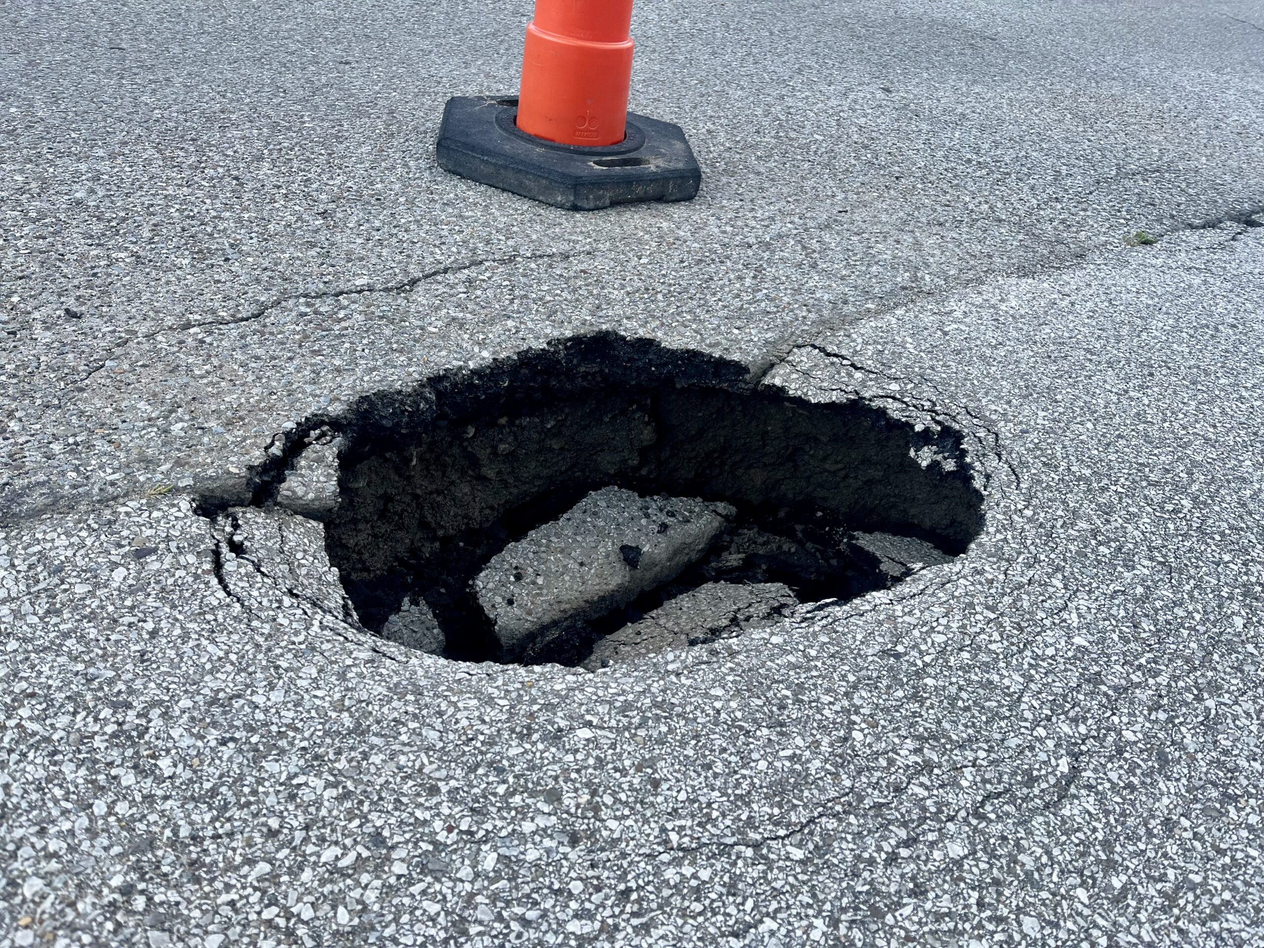 カンナバーロHOLE Picture this: Small sinkhole forms at intersection of Sixth and